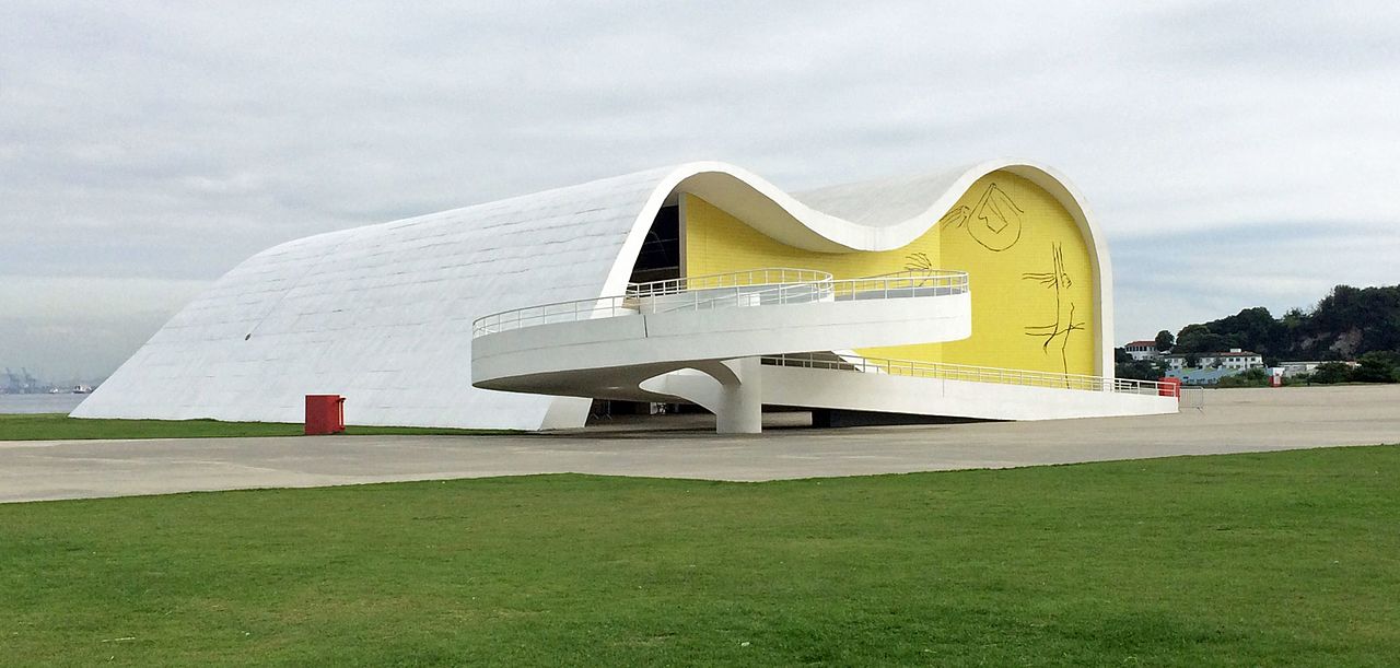 Em 5/4/2024 foram comemorados 17 anos da foi inauguração do Teatro Popular Oscar Niemeyer. A construção ondulada tem cerâmica na fachada e vidro que permite à plateia ver a bela paisagem. O acesso é por uma rampa sinuosa. 