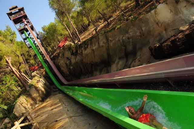 VertiGO: Localizado em Alicante, Espanha, no parque aquático Aqualandia,  é do tipo de inclinação de queda livre de alçapão. A incrível altura se resume a 33 metros totais e foi aberto em agosto de 2013.