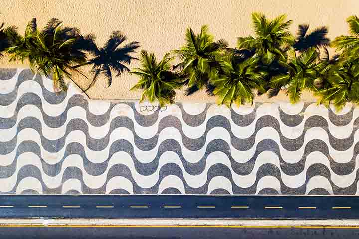 O desenho em curvas de sua calçada em padrão mar largo, simulando as ondas do mar, é conhecido no mundo todo. Foi, originalmente, concebido no século XIX, nas calçadas da Praça de Dom Pedro IV, mais conhecida como Praça do Rossio, em Lisboa, em Portugal, para homenagear o encontro das águas doces do Rio Tejo com o Oceano Atlântico.