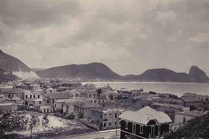 Com a ampliação das linhas de bonde até o Forte do Leme e à Igreja de Nossa Senhora de Copacabana (onde hoje fica o Forte de Copacabana), o bairro foi ganhando ruas e casas. Esse fator foi ainda mais acentuado com a inauguração da Avenida Atlântica em 1906, na orla do bairro. 