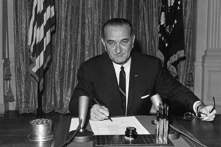 Embora dessem suporte material e estratégico às forças do sul desde o início, os Estados Unidos só entraram de fato na Guerra do Vietnã nos anos 60, com o envio de forças militares à região. A decisão foi do presidente Lyndon Johnson, que assumiu após o assassinato de John Kennedy. 

- Domínio Público/Wikimédia Commons