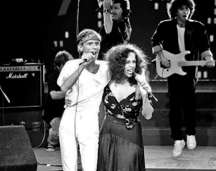 "Brasil", na versão de Gal Costa, foi tema de abertura da telenovela "Vale Tudo", da Rede Globo, e ganhou o Prêmio Sharp por melhor música do ano e melhor composição pop-rock do ano (Cazuza, George Israel e Nilo Romero). A atração está agora no ar em remake, com a mesma abertura da produção original.-Instagram cazuza.oficial