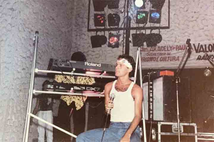 Em 1980, retornou ao Rio de Janeiro, onde ingressou no grupo teatral "Asdrúbal Trouxe o Trombone", no Circo Voador. Em seguida, Cazuza ingressou em uma banda de rock de garagem carioca, onde nasceu o Barão Vermelho.- Instagram cazuza.oficial