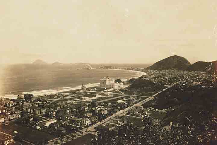 O apelido “Princesinha do Mar” está relacionado à famosa canção brasileira chamada “Copacabana”, composta por Braguinha (também conhecido como João de Barro) e Alberto Ribeiro. A música foi escrita em 1934 e, desde então, se tornou um dos hinos não oficiais do bairro.