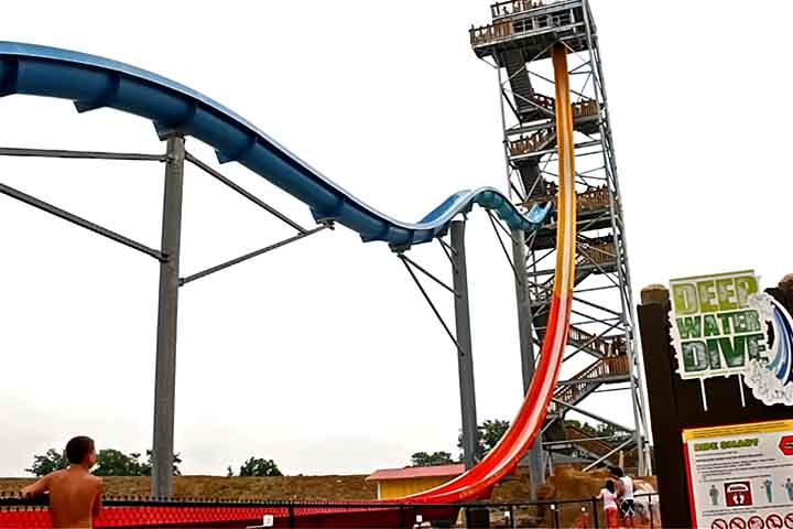 Deep Water Dive: Localizado em Kentucky, Estados Unidos, no parque aquático Kentucky Kingdom and Hurricane Bay, este toboágua é do tipo de inclinação de queda livre, de alçapão. A altura que impressiona do é de 36.9 metros.