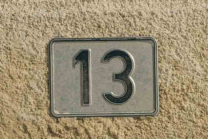 O nÃºmero 13 - No Brasil, essa numeraÃ§Ã£o Ã© cercada de amor e Ã³dio. Para uns, traz sorte, enquanto outros a associam a azar. 
-Imagem de Nicholas_Demetriades por Pixabay