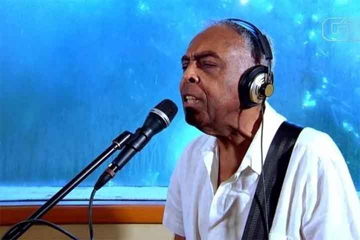 No Réveillon para 2019, foi a vez de um dos maiores artistas do país se apresentar em Copacabana. Trata-se de Gilberto Gil, que, agora sozinho, fez a alegria do público na virada do ano. O espetáculo da queima de fogos durou cerca de 14 minutos. -Reprodução G1