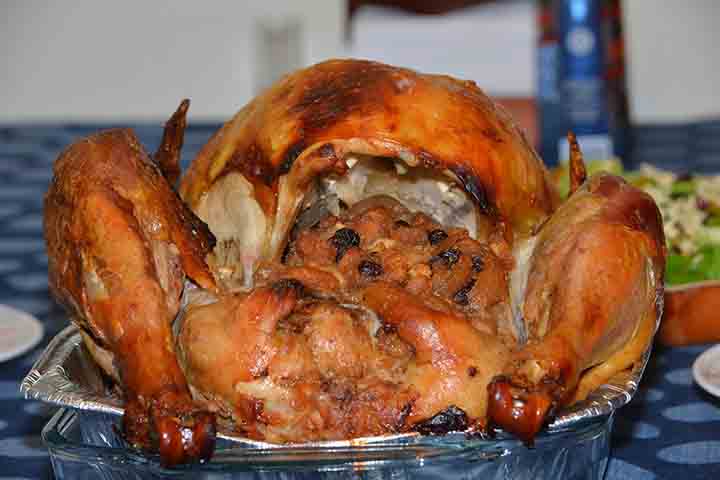 Comer aves na virada do ano - De acordo com esta crença, comer aves no Réveillon pode trazer um ano de retrocesso porque esses animais ciscam para trás. 
- Imagem de Maria Teresa Piedrahita por Pixabay