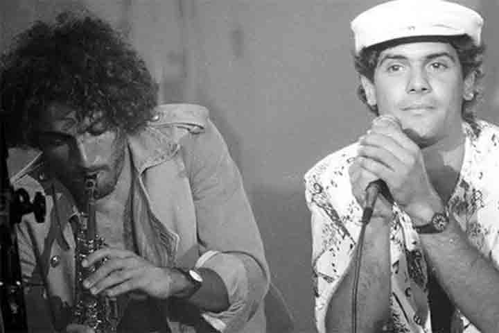 O Barão Vermelho era formado por Roberto Frejat (guitarra), Dé Palmeira (baixo), Maurício Barros (teclado) e Guto Goffi (bateria). Cazuza passou, então, a compor com Roberto Frejat, formando uma das duplas mais festejadas do rock brasileiro.- Instagram cazuza.oficial