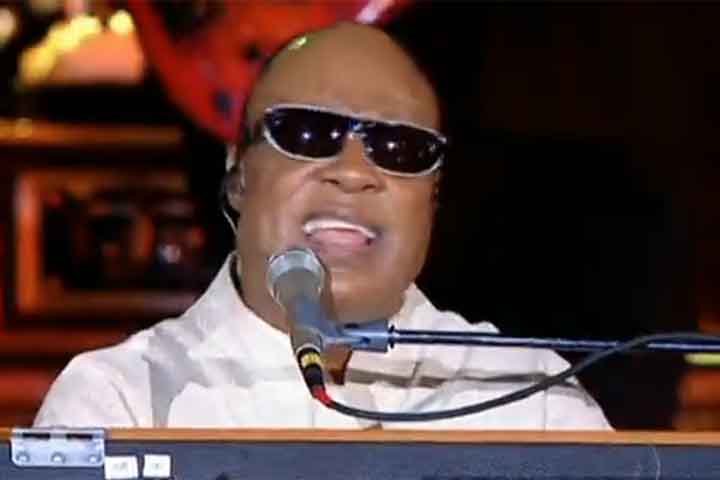 Em 2012, o Rio de Janeiro recebeu como um dos presentes de Natal um show de Stevie Wonder com Gilberto Gil. Ambos cantaram por mais de quatro horas em um show gratuito. Levaram ao público canções natalinas como “Boas Festas” e “Noite Feliz”- - Reproduçao de vídeo Globoplay