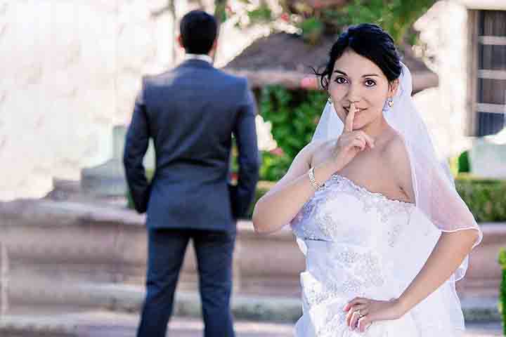 Noivo que vê a noiva com o vestido - Outra superstição clássica diz que desde o noivado até o casamento o noivo não pode ver a amada com a roupa da cerimônia. Se isso acontecer, o casamento será um tormento. 
- Imagem de Dominic Alberts por Pixabay