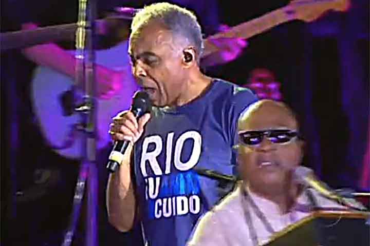 O americano tocou uma seleção de hits, como “I just called to say I love you”, “My cherie amour”, além de “Garota de Ipanema”, “Samba de uma nota só” e “We are the world”.- - Reproduçao de vídeo Globoplay