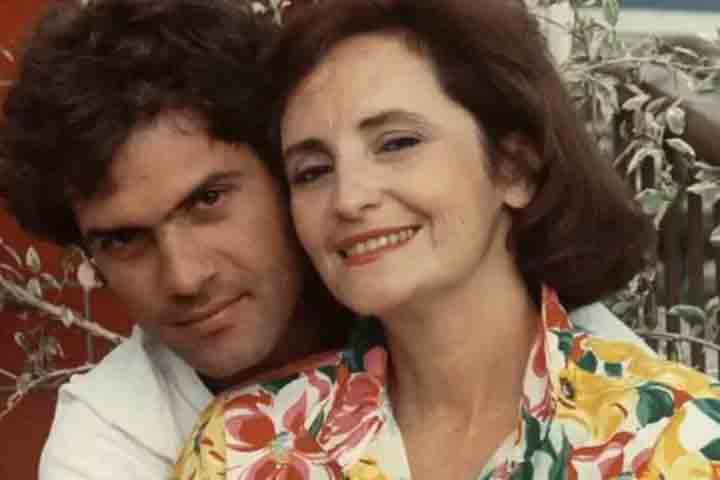 Cazuza foi aprovado em Comunicação em 1976, mas desistiu do curso. Mais tarde, frequentou o Baixo Leblon, onde levou uma vida boêmia. Seu pai, João Araújo, criou um emprego para ele na gravadora Som Livre, da qual foi fundador e presidente.-Divulgação