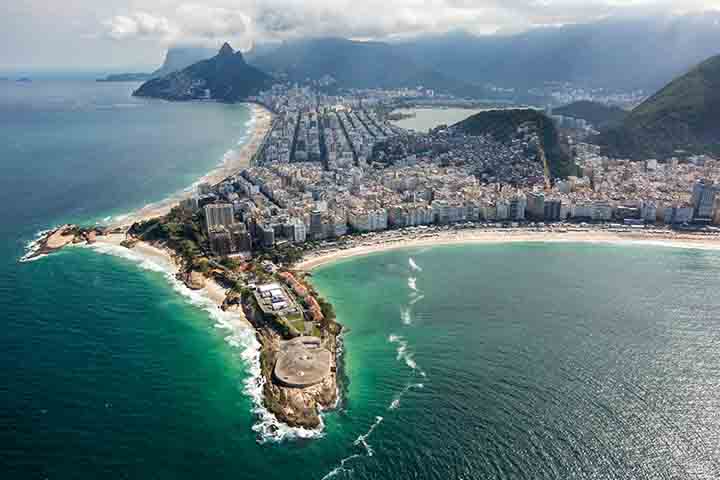 Uma das principais marcas dessa revolução pirotécnica foi a cascata de fogos do Hotel Meridien, localizado na Av. Atlântica. Por 21 anos, a cascata foi uma das grandes atrações do réveillon na cidade, quando os fogos eram lançados do topo do prédio de 39 andares, cobrindo toda a fachada do arranha-céu em poucos minutos.