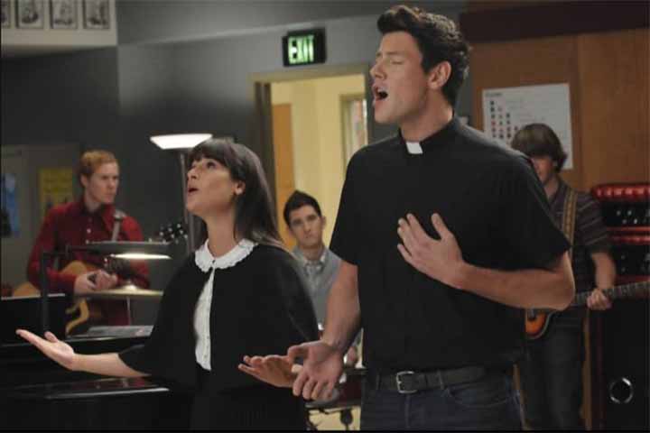A série ficou conhecida pelos covers musicais. Ao longo da trama, os personagens reinterpretaram diversas músicas famosas, o que levou o elenco de “Glee” a conquistar vários sucessos nas paradas musicais e aumentar ainda mais sua popularidade. Eles fizeram até uma turnê de shows pelos Estados Unidos.
