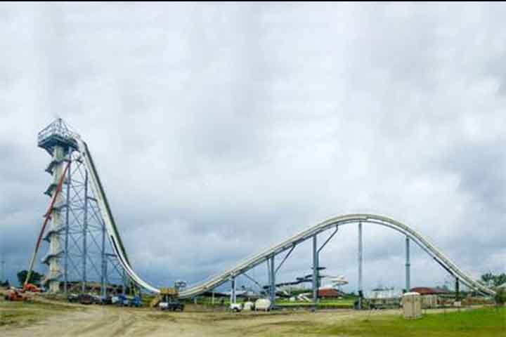 Após a inauguração em julho de 2014, o Verruckt se tornou o maior toboágua do mundo. Esta inclinação permite apenas jangadas de 3 pessoas e pode chegar até 104,6 km/h 
