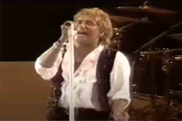 O réveillon de Copacabana de 1994 foi o show com o maior número de espectadores de todos os tempos, com cerca de 3,5 milhões de pessoas na orla. Acredite se quiser, mas esse número é ofici, registrado no 'Guinness Book'. Mas há quem duvida que caiba tudo isso na orla. Afinal, a cidade do Rio, inteira, tem ceca de 6 milhões. -Reprodução de Youtube