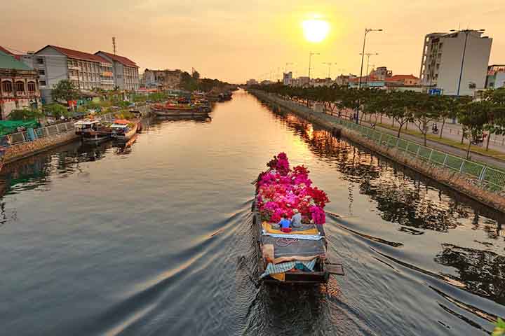 Até 1975, Saigon foi a capital do Vietnã do Sul. Após o fim da Guerra do Vietnã e a reunificação do país, a cidade recebeu o nome de Ho Chi Minh, em homenagem ao líder revolucionário. O antigo nome, porém, continua presente no cotidiano.