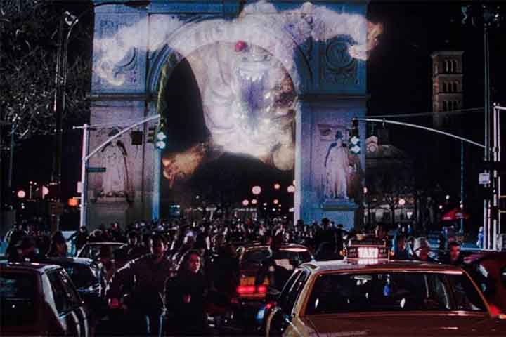 Na sequência, em 1989, o caçador de fantasmas Peter Venkman fica sabendo que seu filho está na mira de espíritos, os Caça-Fantasmas se prepararam para mais uma missão. Esse filme custou U$ 37 milhões e teve o faturamento de U$ 215 milhões.