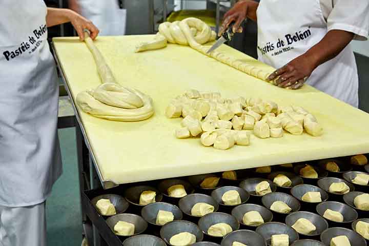O pastel de Belém também é bastante comum no Brasil, vendido, inclusive, em uma conhecida marca de esfihas, quibes e salgados árabes.