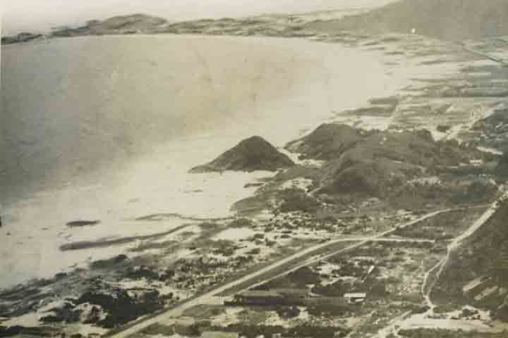 O bairro tem uma história curiosa que remonta ao século XVII. Dessa forma, o nome e a identidade de Copacabana foram moldados por uma fusão de fé, imigração e desenvolvimento urbano.