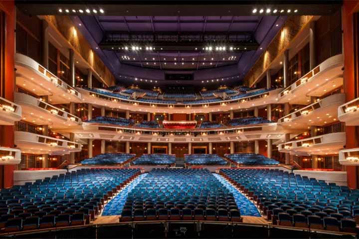 A cidade também conta com uma "Broadway" para chamar de sua, com uma série de espetáculos teatrais em exibição no Broward Center for the Performing Arts. 


