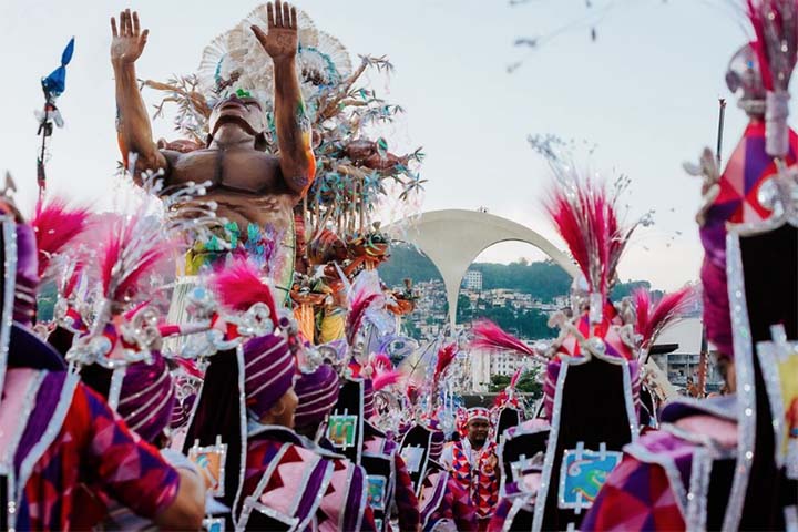 A Viradouro, a última das 12 escolas a desfilar, já na manhã de terça-feira (13), também detalhou as crenças voduns de povos africanos e na força das mulheres da Costa da Mina, uma poderosa irmandade de guerreiras.