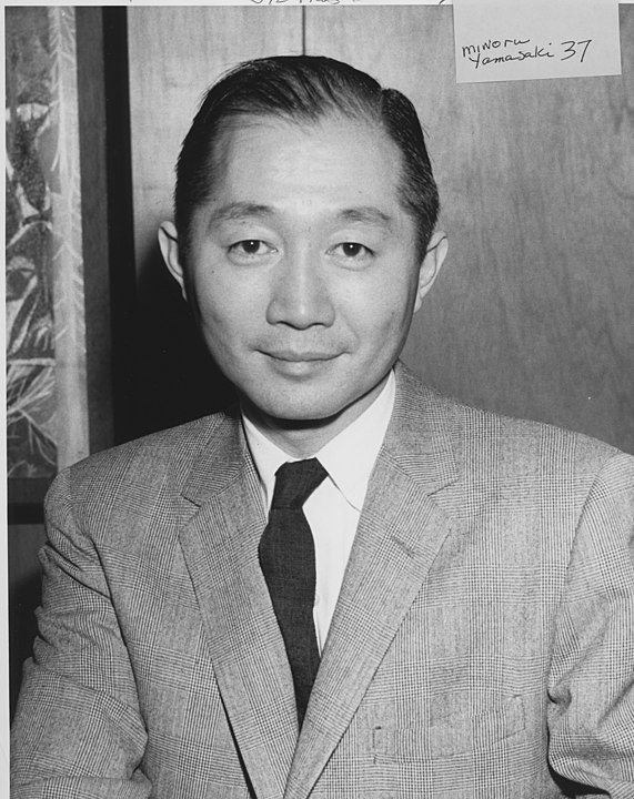 O arquiteto responsável pelo projeto foi o americano, de origem japonesa, Minoru Yamasaki. Ele morreu em 1986, aos 73 anos. Não poderia imaginar que toda a sua criação seria destruída em poucas décadas.  - Seattle Municipal Archives - wikimedia commons