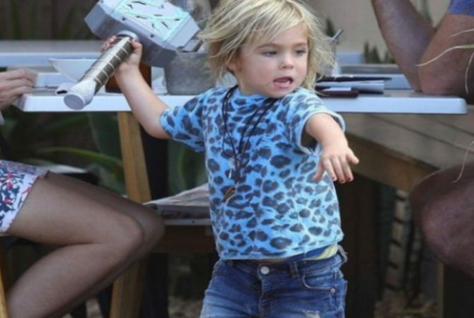 Chris Hemsworth revela que nome de filho é inspirado em Brad Pitt