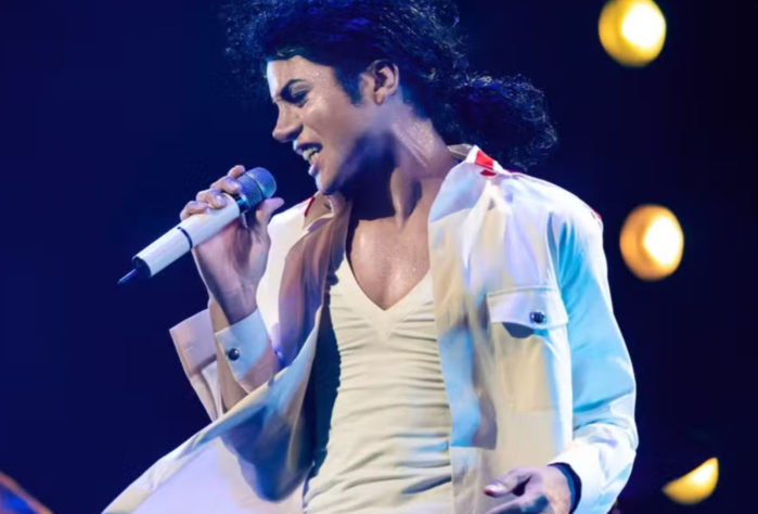 Jaafar Jackson como Michael Jackson 