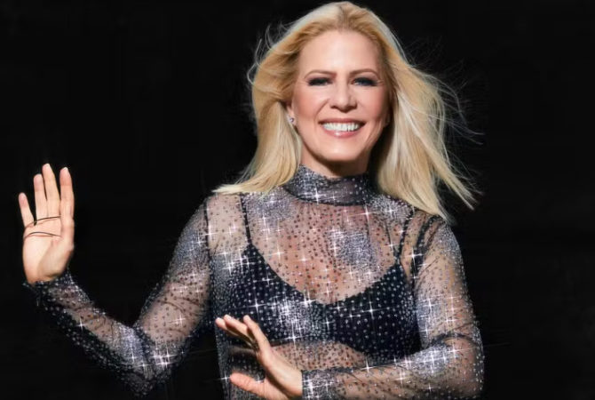 Belíssima aos 63 anos, Paula Toller segue em turnê: ‘Envelheci bem’