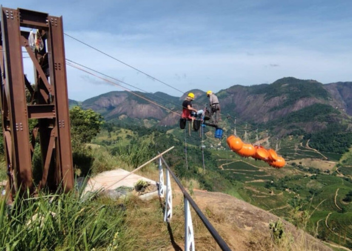 O município de Pancas, no Espírito Santo, vai ter o maior circuito de tirolesa do Brasil, com 3 km de extensão, juntando dois equipamentos: um de 2,1 mil metros e outro de 900m. A inauguração prevista para maio foi adiada para julho de 2024. Operários e técnicos estão na reta final dos preparativos.  -  (crédito: Divulgação Instagram)