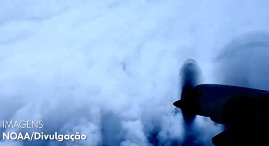 Avião com cientistas no olho do furacão Beryl - Divulgação NOAA