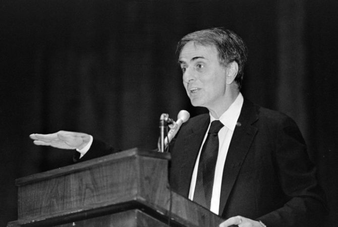 Visionário do Cosmos e da Ciência, Carl Sagan teria 90 anos