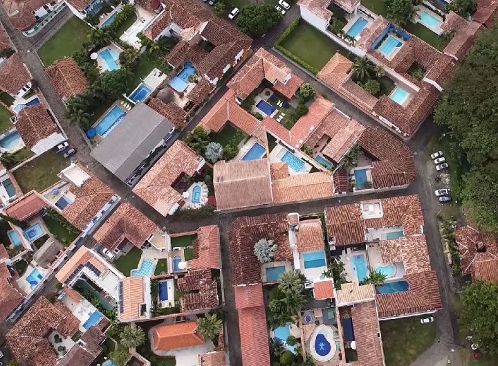 Com mais de 190 residências e alguns hotéis, o lugar é conhecido por sua arquitetura com casas, varandas e portas coloridas. - reprodução 