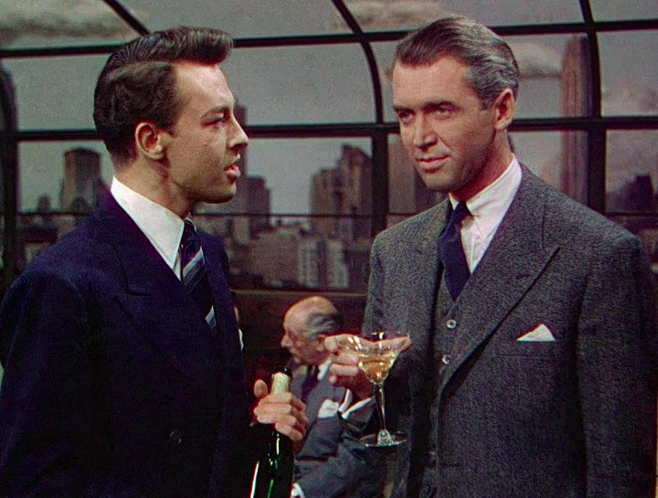 Em 1948, Hitchcock lançou "Festim Diabólico", que mostrava dois homens tendo que ocultar um assassinato no local onde aconteceria uma festa momentos depois.