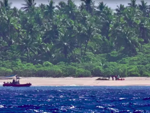 Marinheiros escrevem 'socorro' e são resgatados em ilha deserta na Micronésia