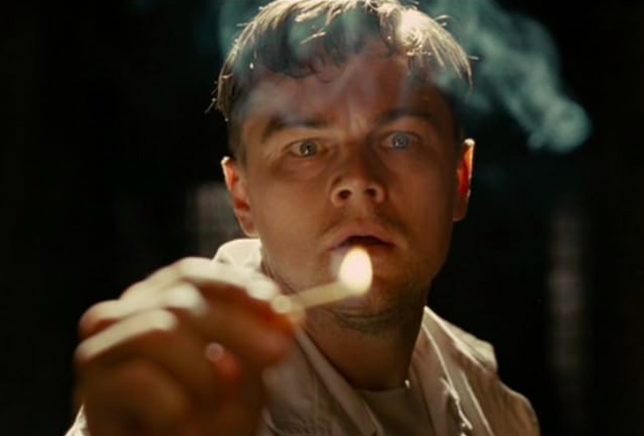 Ilha do Medo (2010): dirigido por Martin Scorsese, o filme é baseado no livro "Pacient 67", de Dennis Lehane. A história segue Teddy Daniels (Leonardo DiCaprio), um detetive federal que investiga o desaparecimento de uma paciente em um hospital psiquiátrico localizado em uma ilha isolada. Enquanto Teddy explora o hospital e entrevista os pacientes e funcionários, ele começa a descobrir segredos perturbadores sobre o local e a questionar sua própria sanidade. O filme combina suspense co