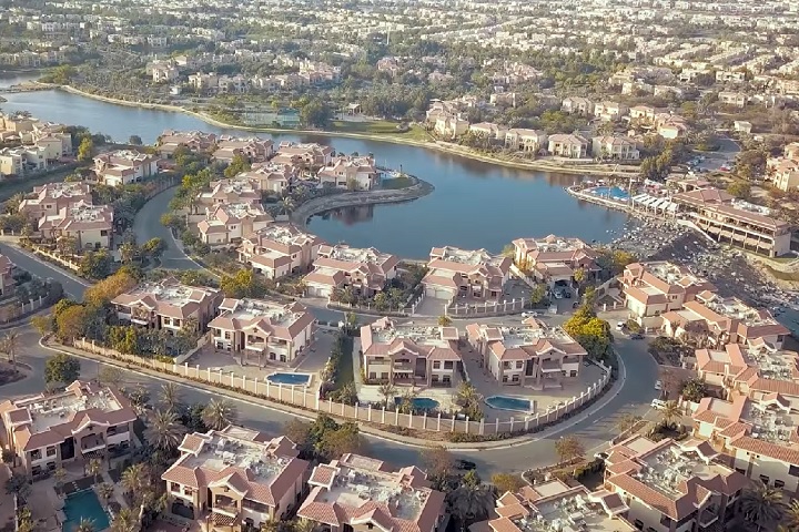 Jumeirah Islands, Dubai: TambÃ©m chamada de Ilha dos MilionÃ¡rios, esse lugar Ã© uma comunidade luxuosa em Dubai, onde as casas de alto padrÃ£o estÃ£o localizadas em ilhas artificiais rodeadas por lagos.