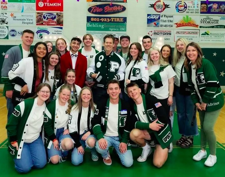 Kevin Bacon visita escola de 'Footloose' 40 anos depois