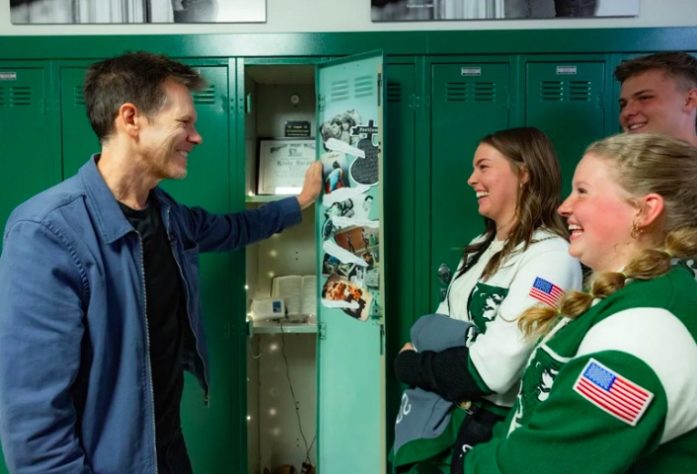 Kevin Bacon visita escola de 'Footloose' 40 anos depois