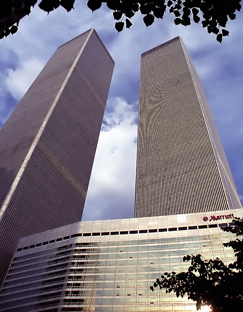 Na foto, o hotel Marriott World Trade Center diante da imponência das torres, em maio de 2001, quatro meses antes do atentado.  - 