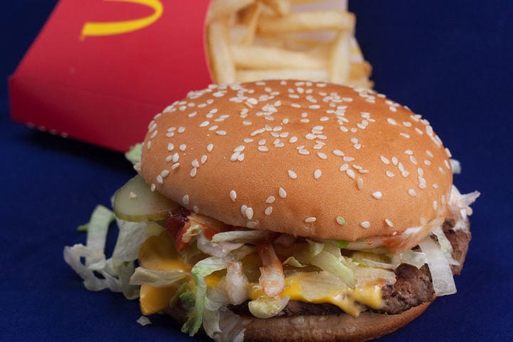 Em 1990, ativistas de um pequeno grupo britânico chamado London Greenpeace distribuíram panfletos com o dizer "O que está errado com o McDonald's?", criticando a empresa por questões ambientais, de saúde e trabalhistas.