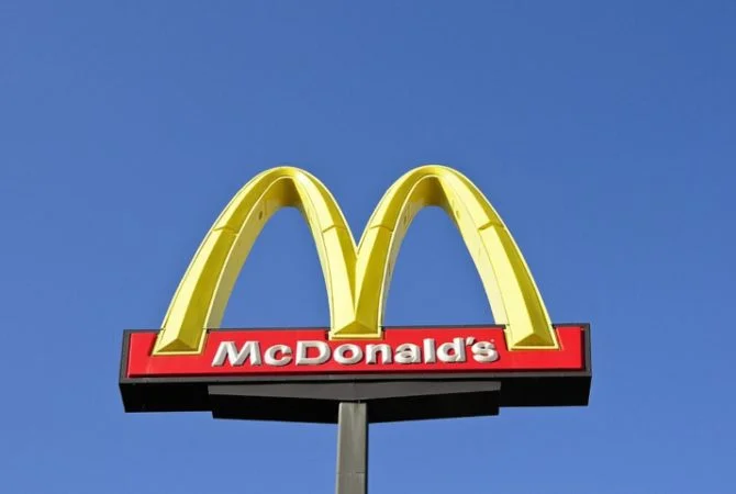 Cliente viraliza ao mostrar larvas em ketchup do McDonald’s