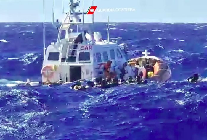 Naufrágio deixa 41 imigrantes mortos na costa da Itália