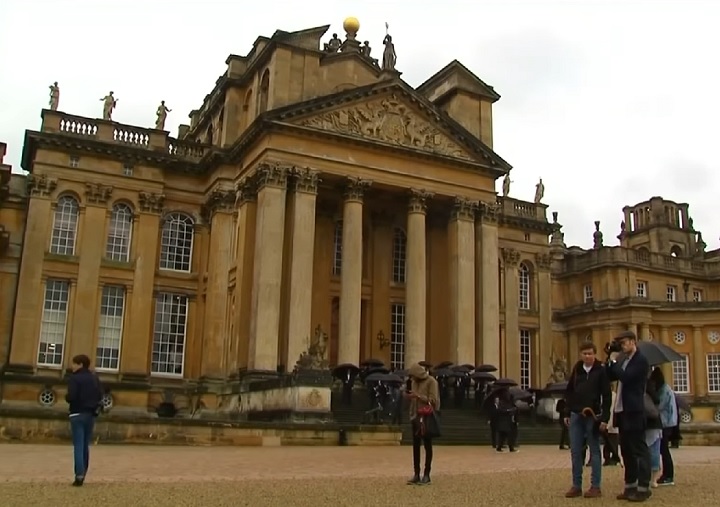 O Palácio de Blenheim, local de onde o vaso foi roubado, é um monumental palácio rural situado em Woodstock, Oxfordshire, Inglaterra. 