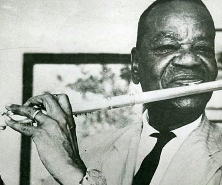 Pixinguinha (1897 - 1973) - Um dos nomes mais importantes da história da música brasileira, Alfredo da Rocha Vianna Filho forma com Donga e João da Baiana a celebrada “Santíssima Trindade do Samba”. Compositor, arranjador, maestro e multi-instrumentista, fez parte do conjunto musical “Os Oito Batutas” e é também um dos nomes por trás da consolidação do choro. Autor de clássicos como “Carinhoso” e “Rosa”. 

