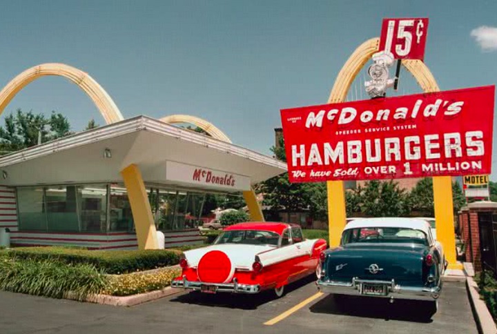 O primeiro McDonald's, inaugurado em 1940 pelos irmãos Richard e Maurice McDonald na cidade de San Bernardino, Califórnia, revolucionou a indústria alimentícia com seu sistema inovador de 