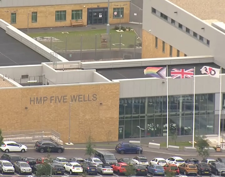 Sheen participou de uma audiência por videoconferência da prisão de Five Wells, onde cumpria  sentença de 17 anos por diversos outros roubos.