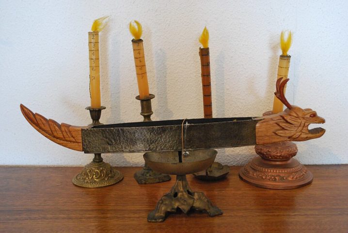 Na Idade Média, surgiram os relógios de velas (velas graduadas que marcavam o tempo pela quantidade de cera queimada) e os relógios de fogo (incensos com marcas que indicavam o tempo pela quantidade queimada). - wikimedia commons AlejandroLinaresGarcia